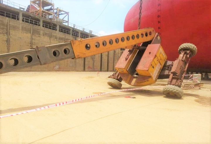 Xe nâng gặp sự cố, 2 công nhân công ty tàu thủy Dung Quất thiệt mạng - 1