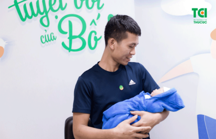 Cứu sản phụ bị rau tiền đạo trung tâm kèm rau cài răng lược, ngôi ngang hiếm gặp - 3