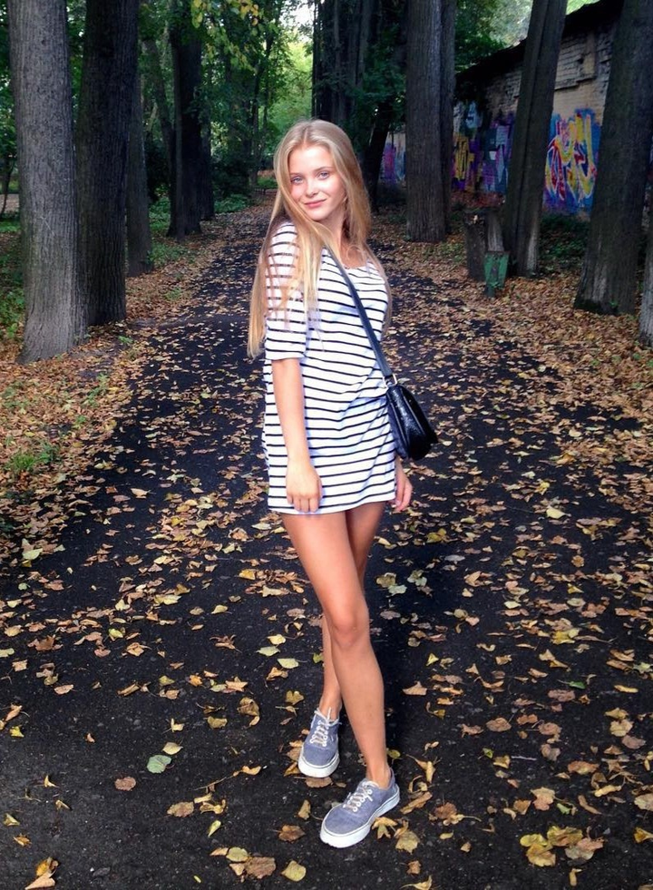 Nhan sắc vừa ngây thơ vừa nóng bỏng của người mẫu Nga Alla - 4