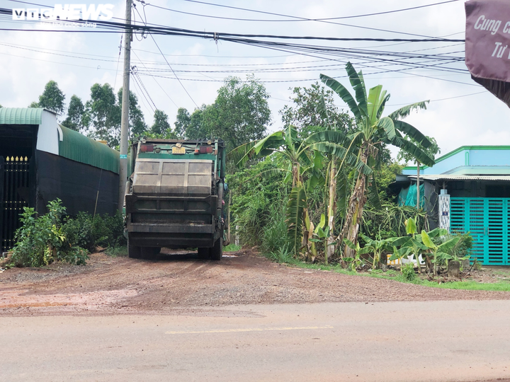 Đồng Nai: Dân kêu trời vì bãi tập kết rác thải hôi thối, ruồi nhặng bâu kín - 7