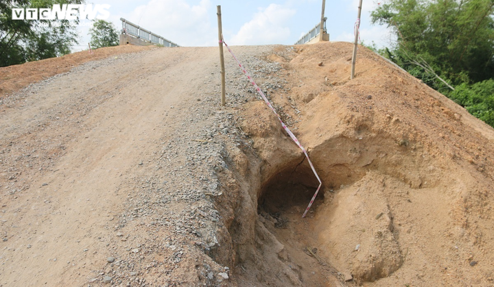 Ảnh: Lạ lùng cầu gần 40 tỷ đồng xây xong không có đường dẫn - 6