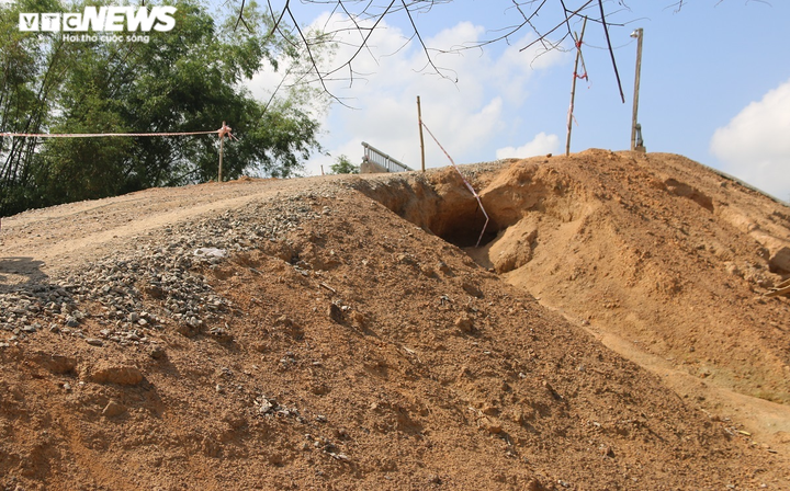 Ảnh: Lạ lùng cầu gần 40 tỷ đồng xây xong không có đường dẫn - 5