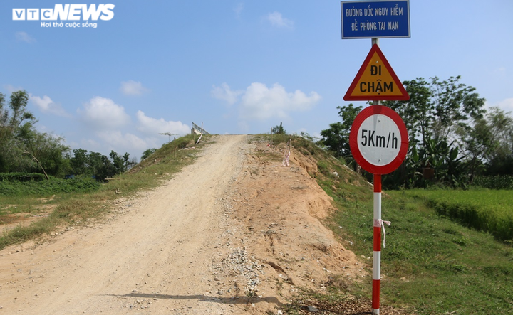 Ảnh: Lạ lùng cầu gần 40 tỷ đồng xây xong không có đường dẫn - 7