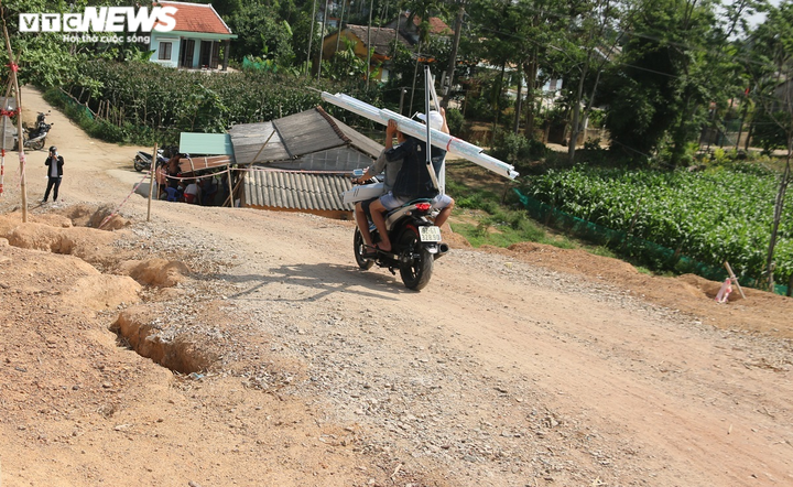 Ảnh: Lạ lùng cầu gần 40 tỷ đồng xây xong không có đường dẫn - 4