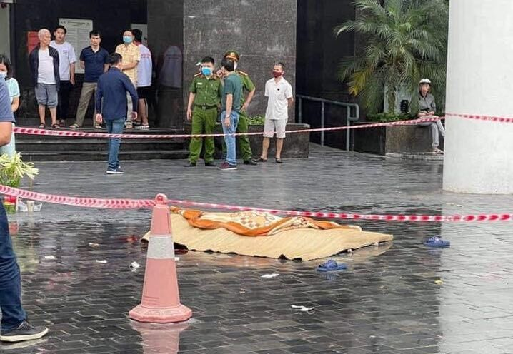 Hà Nội: Người đàn ông rơi từ tầng cao chung cư xuống đất thiệt mạng - 1