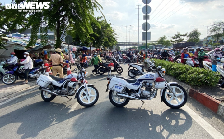 Ảnh: CSGT TP.HCM đội nắng gắt dọn đường, rải cát giúp dân đi không bị trượt ngã - 6