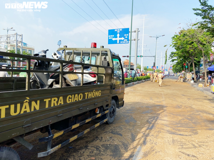 Ảnh: CSGT TP.HCM đội nắng gắt dọn đường, rải cát giúp dân đi không bị trượt ngã - 1