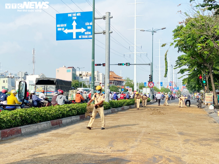 Ảnh: CSGT TP.HCM đội nắng gắt dọn đường, rải cát giúp dân đi không bị trượt ngã - 4