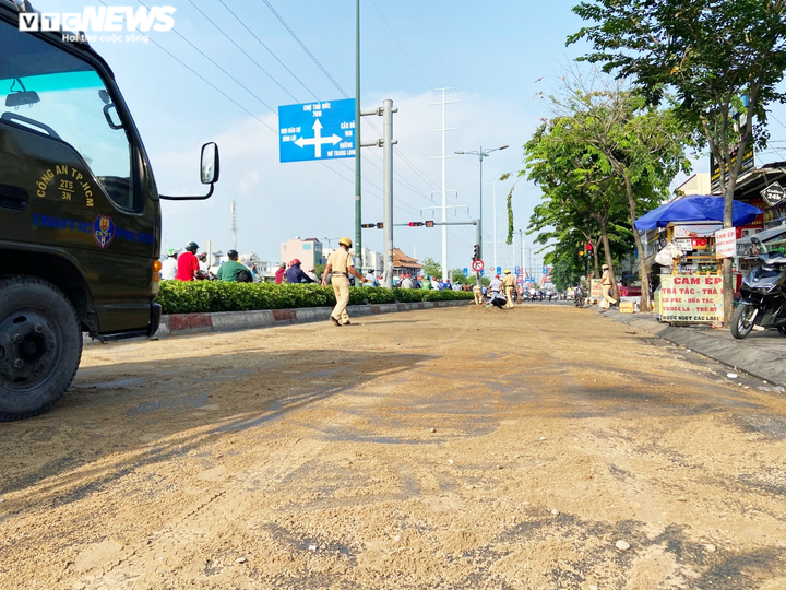 Ảnh: CSGT TP.HCM đội nắng gắt dọn đường, rải cát giúp dân đi không bị trượt ngã - 3
