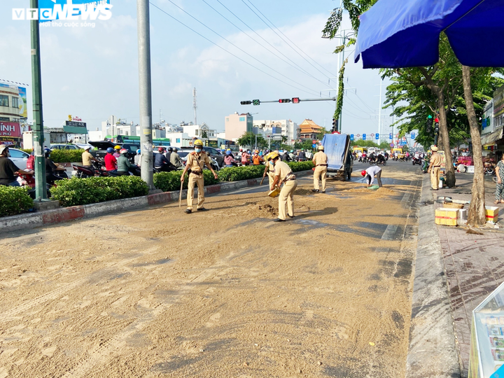 Ảnh: CSGT TP.HCM đội nắng gắt dọn đường, rải cát giúp dân đi không bị trượt ngã - 7