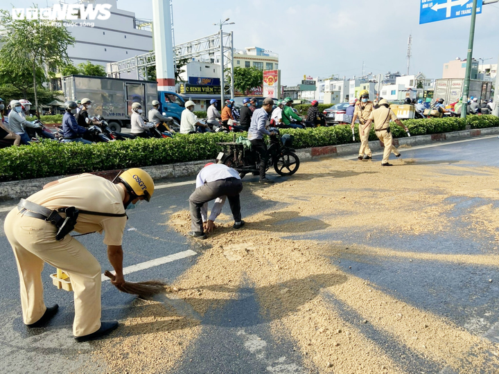 Ảnh: CSGT TP.HCM đội nắng gắt dọn đường, rải cát giúp dân đi không bị trượt ngã - 5