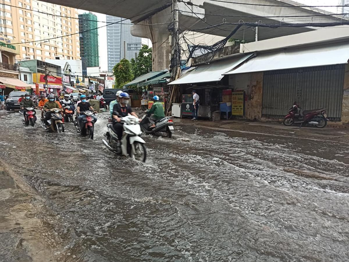 TP.HCM mưa dữ dội lúc rạng sáng, tới gần trưa nhiều nơi vẫn ngập - 1