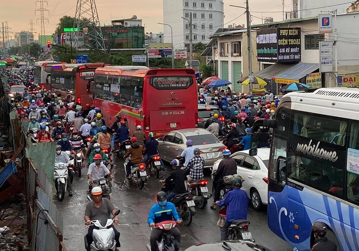 TP.HCM mưa dữ dội lúc rạng sáng, tới gần trưa nhiều nơi vẫn ngập - 3