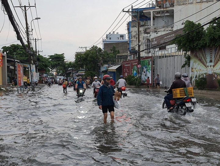 TP.HCM mưa dữ dội lúc rạng sáng, tới gần trưa nhiều nơi vẫn ngập - 2