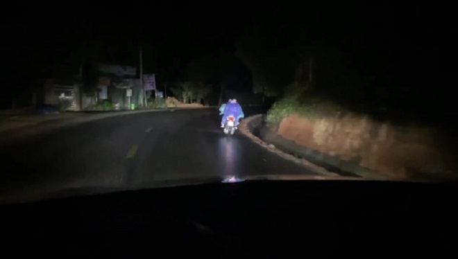 Bức ảnh bé gái đạp xe loay hoay sang đường gây thót tim và cái kết bất ngờ - 4