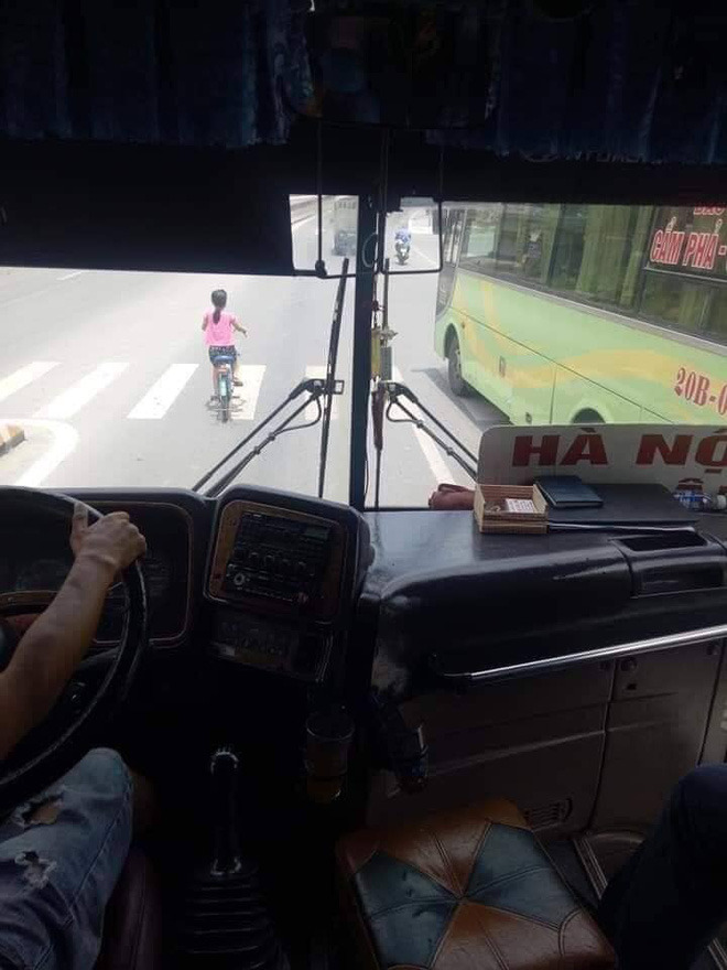 Bức ảnh bé gái đạp xe loay hoay sang đường gây thót tim và cái kết bất ngờ - 1