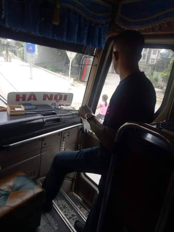 Bức ảnh bé gái đạp xe loay hoay sang đường gây thót tim và cái kết bất ngờ - 3