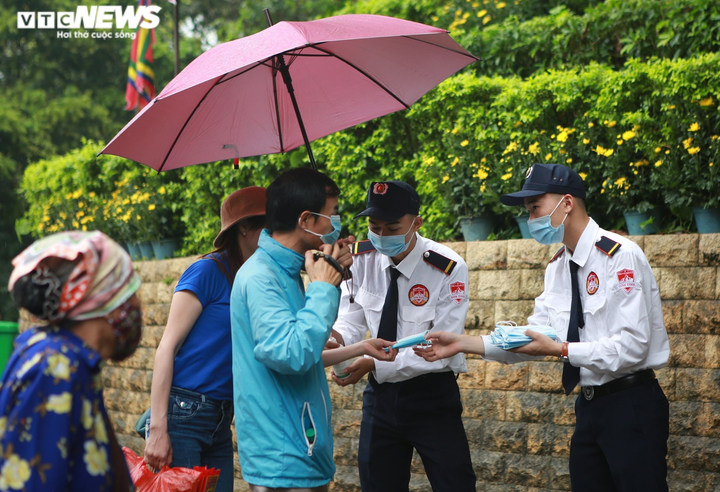 Ảnh: Nườm nượp du khách đội mưa đổ về Đền Hùng trong ngày khai hội - 8