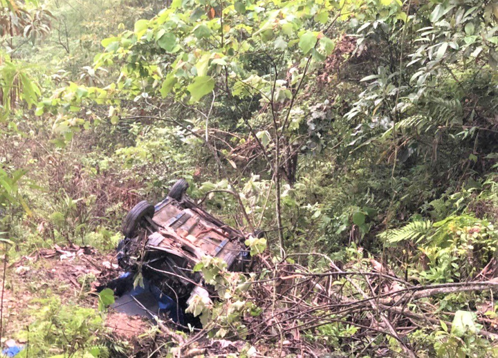 Taxi lao xuống vực sâu ở Hòa Bình, 4 người thương vong - 1