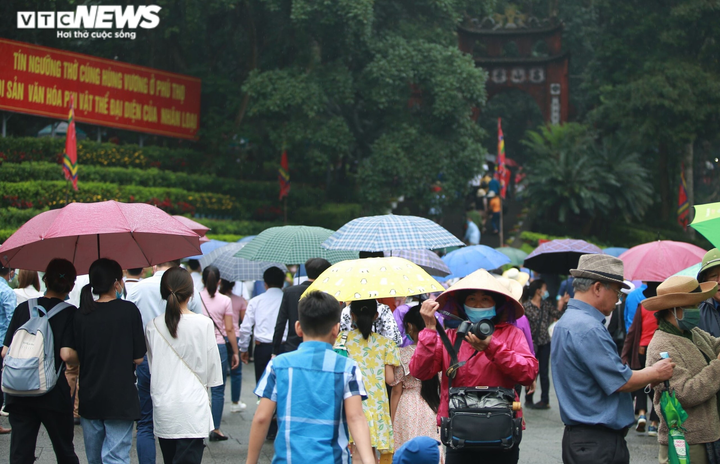 Ảnh: Nườm nượp du khách đội mưa đổ về Đền Hùng trong ngày khai hội - 1