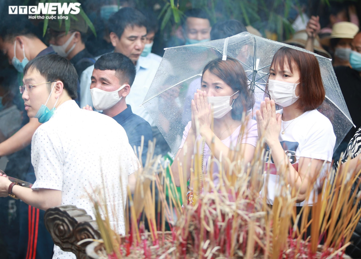 Ảnh: Nườm nượp du khách đội mưa đổ về Đền Hùng trong ngày khai hội - 5