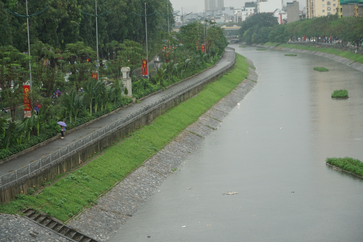 Ảnh: Mưa như trút nước, đường phố Hà Nội kẹt cứng - 9