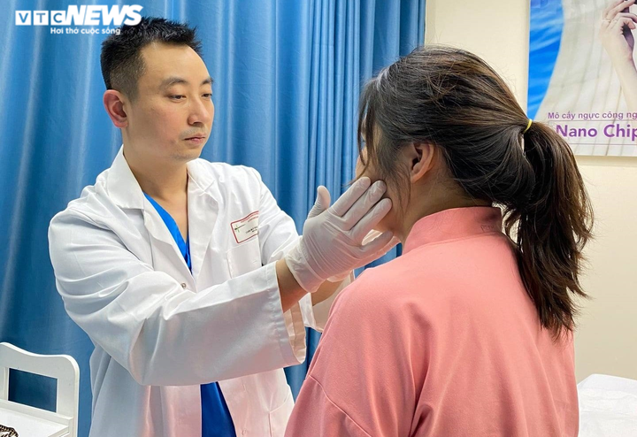 Đến bệnh viện khám, 'cô gái' sửng sốt khi biết mình là nam giới - 1