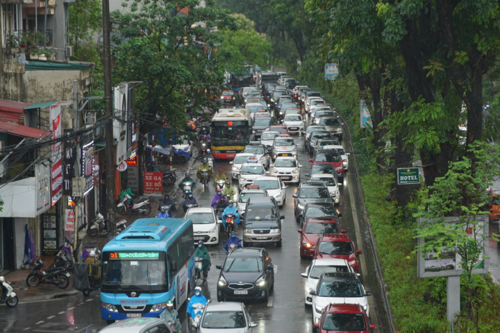 Ảnh: Mưa như trút nước, đường phố Hà Nội kẹt cứng - 1