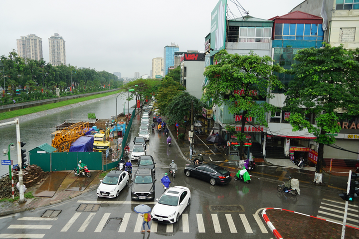 Ảnh: Mưa như trút nước, đường phố Hà Nội kẹt cứng - 6