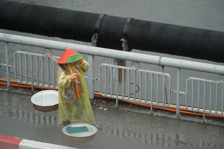 Ảnh: Mưa như trút nước, đường phố Hà Nội kẹt cứng - 8