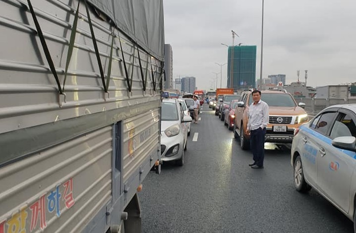 4 ô tô tông liên hoàn, cầu Thăng Long kẹt cứng cả hai chiều - 2