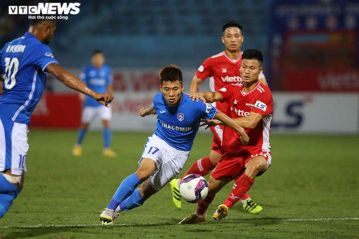 Cựu thủ môn U23 Việt Nam mắc sai lầm, HLV Quảng Ninh ôm đầu bất lực - 5