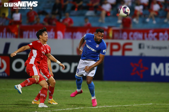 Cựu thủ môn U23 Việt Nam mắc sai lầm, HLV Quảng Ninh ôm đầu bất lực - 6