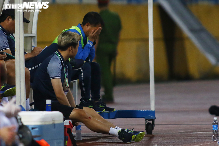 Cựu thủ môn U23 Việt Nam mắc sai lầm, HLV Quảng Ninh ôm đầu bất lực - 4