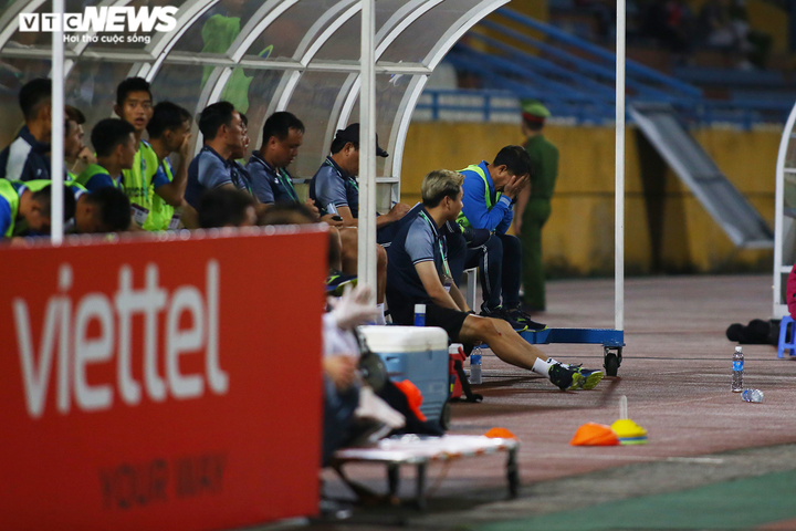 Cựu thủ môn U23 Việt Nam mắc sai lầm, HLV Quảng Ninh ôm đầu bất lực - 3