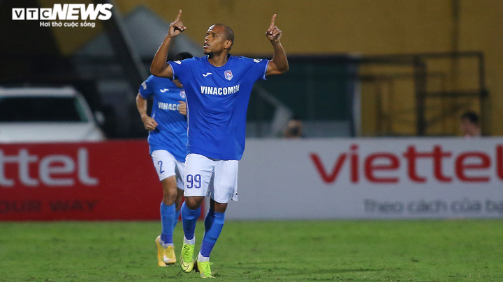 Cựu thủ môn U23 Việt Nam mắc sai lầm, HLV Quảng Ninh ôm đầu bất lực - 7