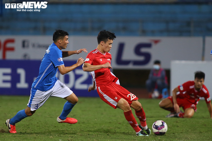 Cựu thủ môn U23 Việt Nam mắc sai lầm, HLV Quảng Ninh ôm đầu bất lực - 12