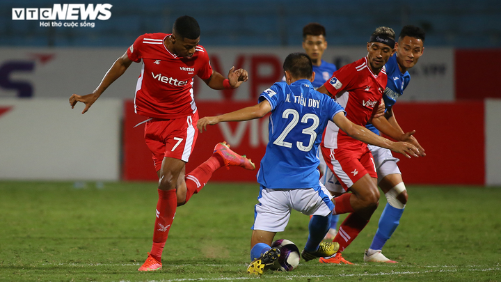 Cựu thủ môn U23 Việt Nam mắc sai lầm, HLV Quảng Ninh ôm đầu bất lực - 11