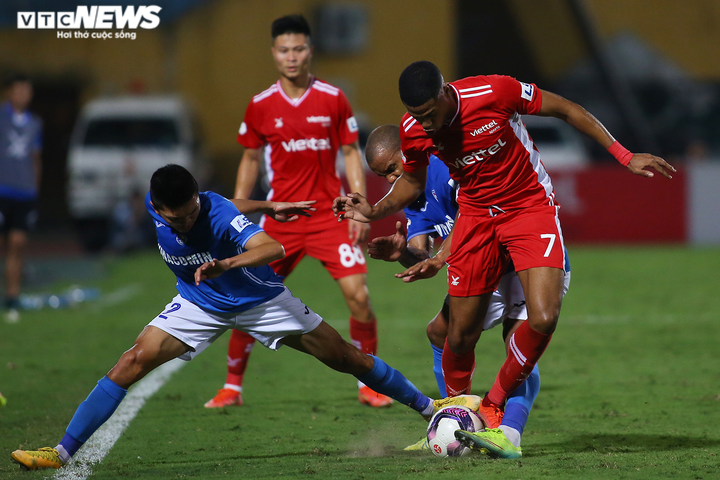 Cựu thủ môn U23 Việt Nam mắc sai lầm, HLV Quảng Ninh ôm đầu bất lực - 10