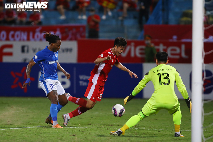 Cựu thủ môn U23 Việt Nam mắc sai lầm, HLV Quảng Ninh ôm đầu bất lực - 9