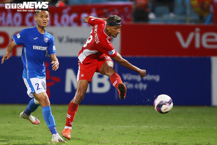 Cựu thủ môn U23 Việt Nam mắc sai lầm, HLV Quảng Ninh ôm đầu bất lực - 8