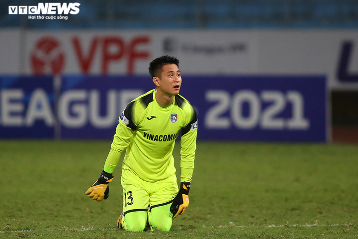 Cựu thủ môn U23 Việt Nam mắc sai lầm, HLV Quảng Ninh ôm đầu bất lực - 13