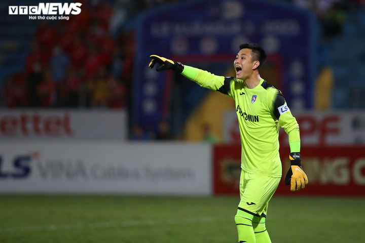 Cựu thủ môn U23 Việt Nam mắc sai lầm, HLV Quảng Ninh ôm đầu bất lực - 1