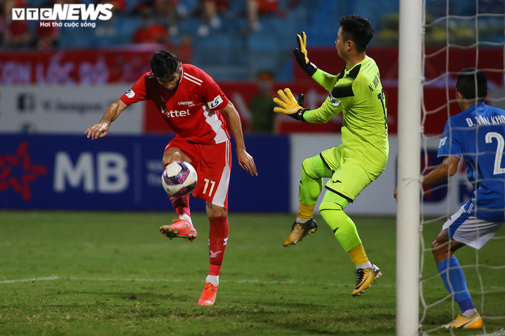 Cựu thủ môn U23 Việt Nam mắc sai lầm, HLV Quảng Ninh ôm đầu bất lực - 2