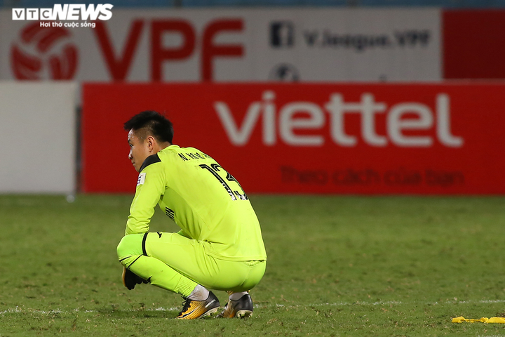 Cựu thủ môn U23 Việt Nam mắc sai lầm, HLV Quảng Ninh ôm đầu bất lực - 14