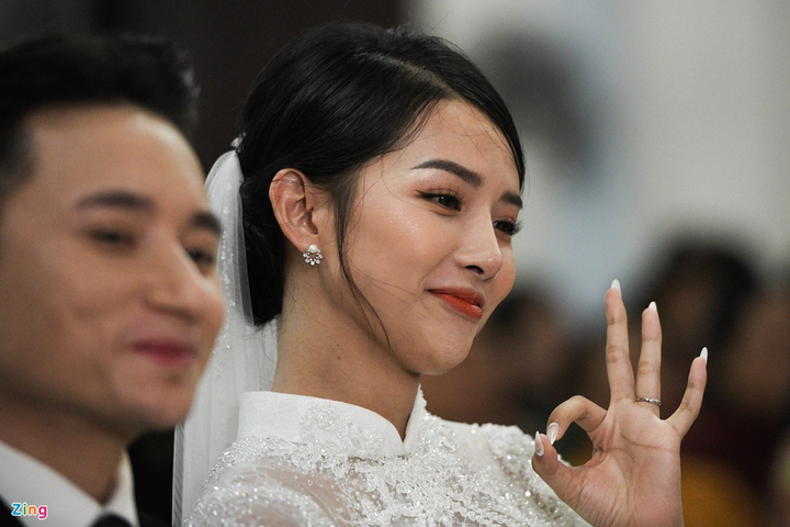 Vợ Phan Mạnh Quỳnh rạng ngời hạnh phúc trong Thánh lễ hôn phối - 4