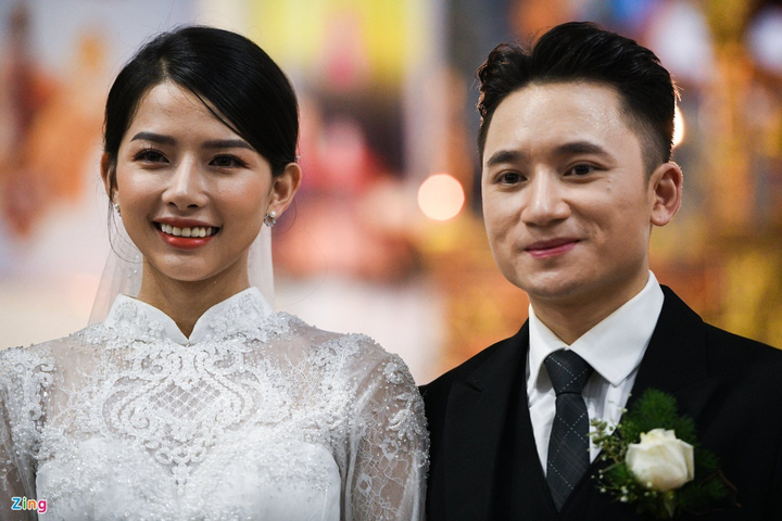 Vợ Phan Mạnh Quỳnh rạng ngời hạnh phúc trong Thánh lễ hôn phối - 7