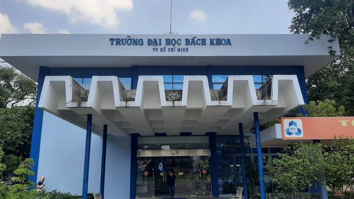 Học phí đại học tăng 'sốc': Nếu không hỗ trợ, sinh viên nghèo nguy cơ nghèo tiếp - 1