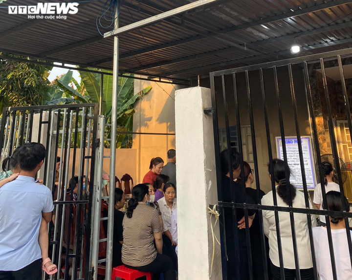 Kẻ hiếp dâm, sát hại bé gái 5 tuổi vẫn qua đám tang an ủi người nhà nạn nhân - 2