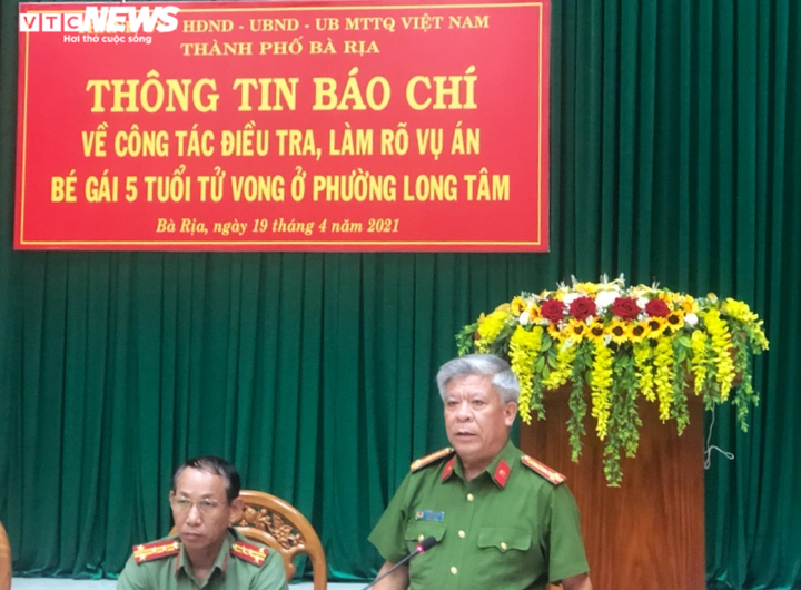 Kẻ hiếp dâm, sát hại bé gái 5 tuổi vẫn qua đám tang an ủi người nhà nạn nhân - 1